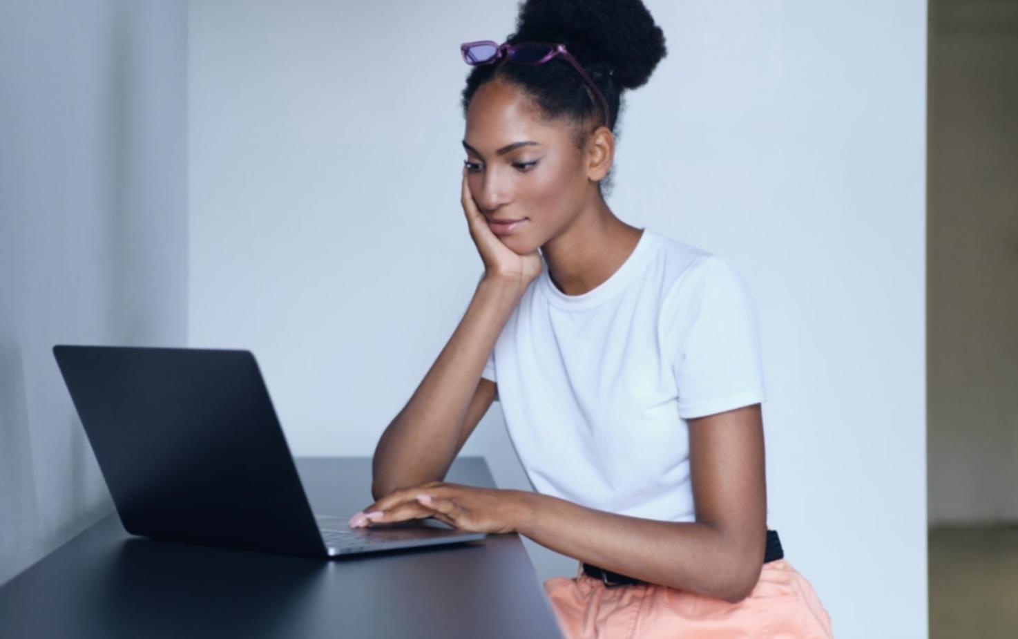Studentin arbeitet am Laptop mit Lernmaterialien